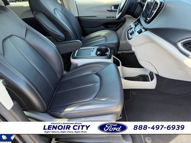 Used 2023 Chrysler Pacifica Touring-L FWD image 13