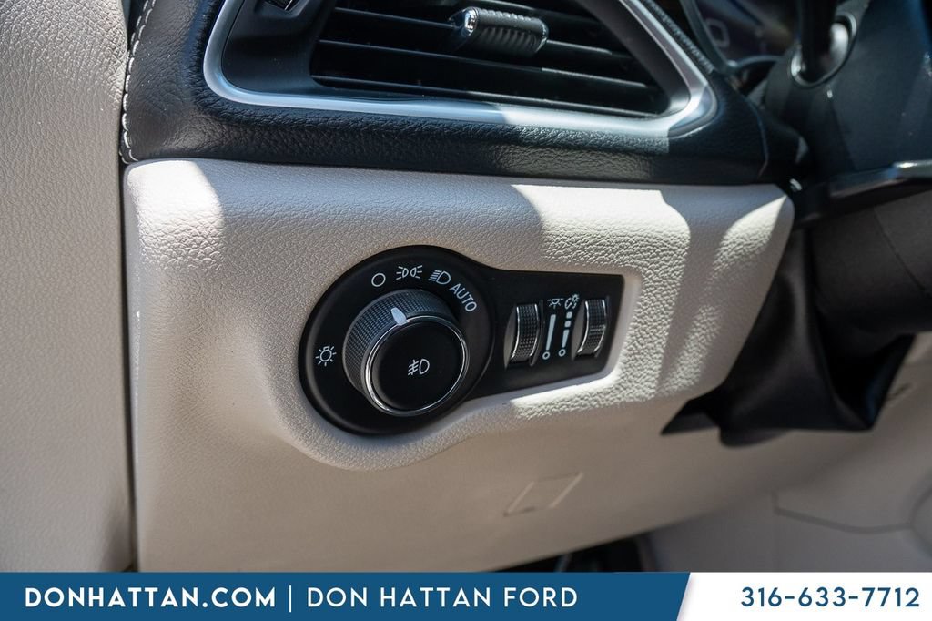 Used 2023 Chrysler Pacifica Limited FWD image 15