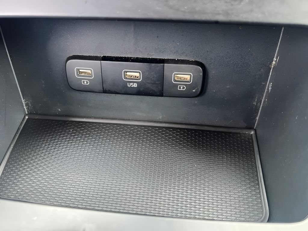 Used 2024 Kia Carnival LX FWD image 21