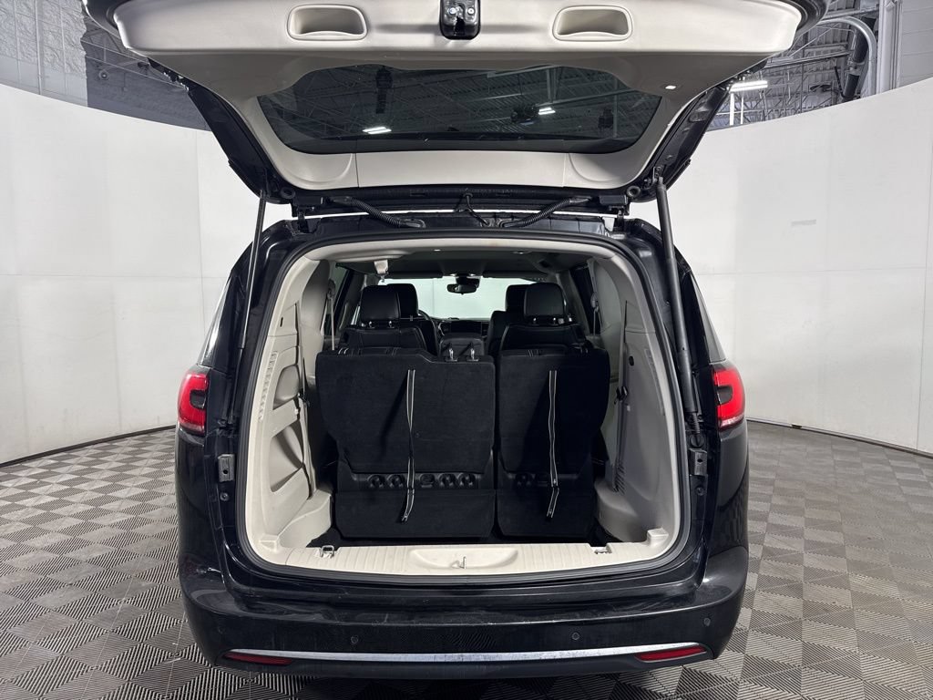 Used 2024 Chrysler Pacifica Touring-L FWD image 11