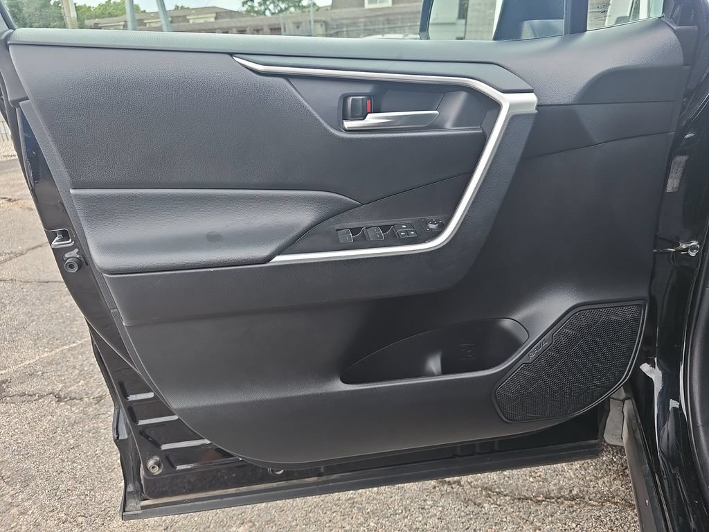 Used 2025 Toyota RAV4 XLE FWD image 25