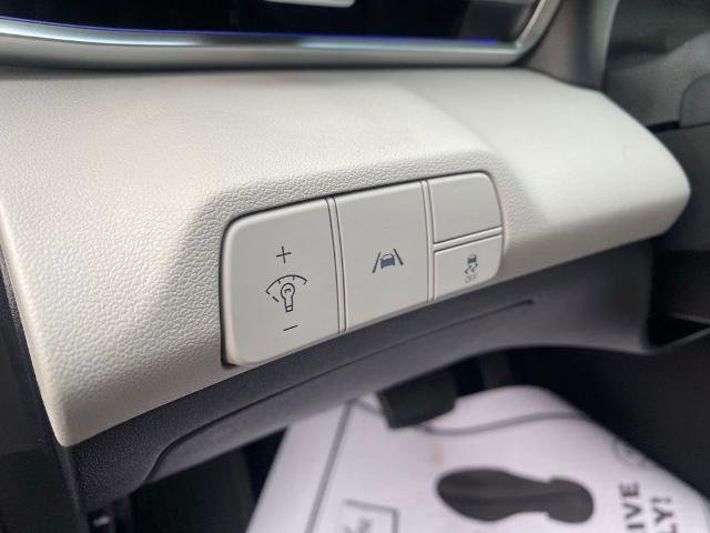 Used 2022 Hyundai Elantra Limited image 16