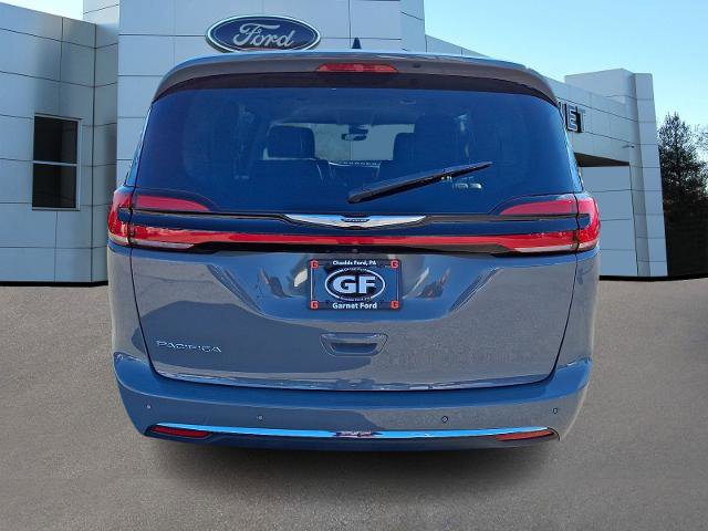 Used 2023 Chrysler Pacifica Touring-L image 3