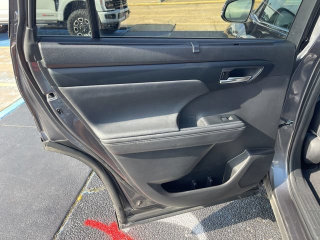 Used 2023 Toyota Highlander XLE FWD image 17