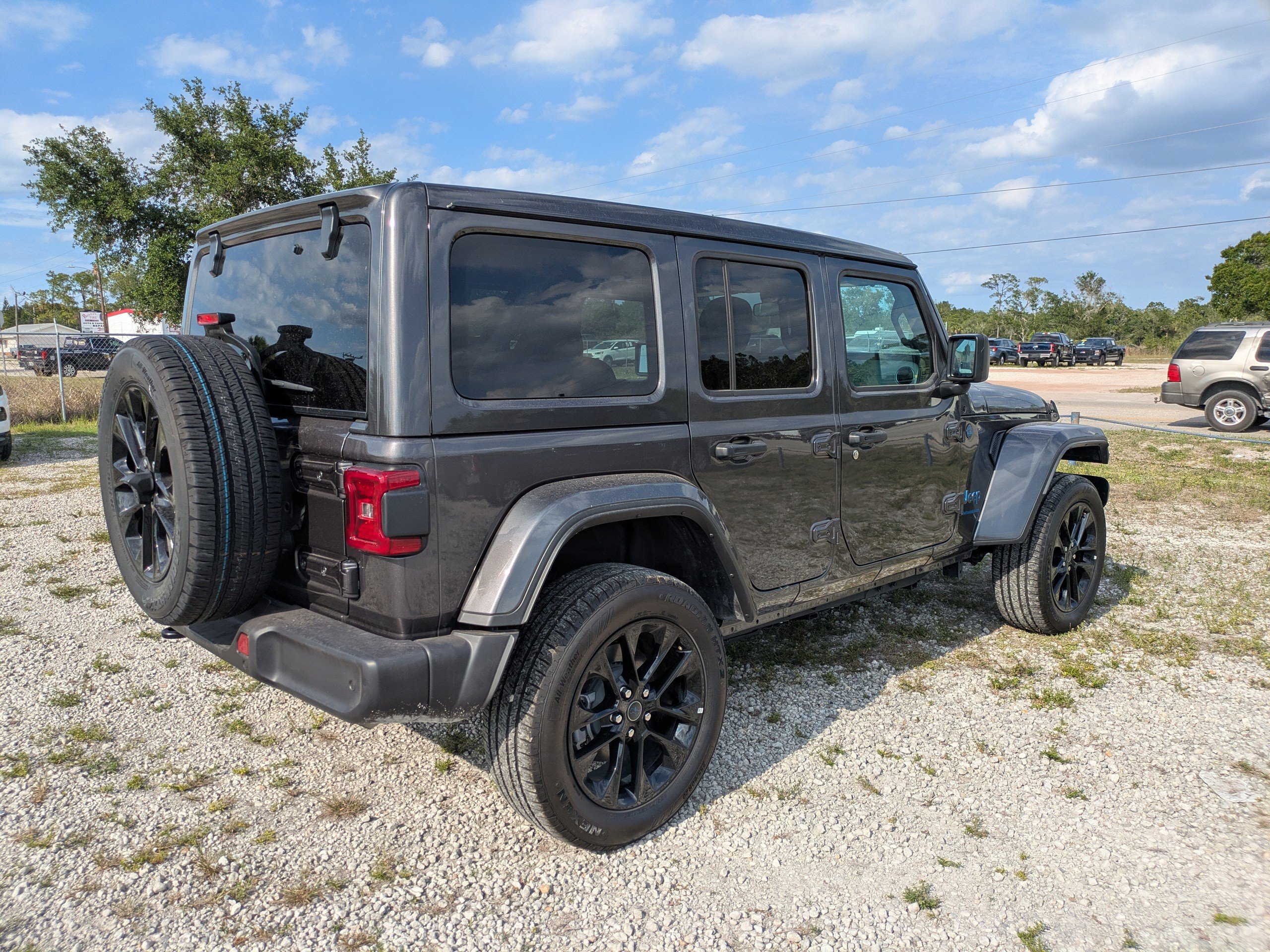 Used 2025 Jeep Wrangler Unlimited Sahara w/ Safety Group AWD/4WD image 4