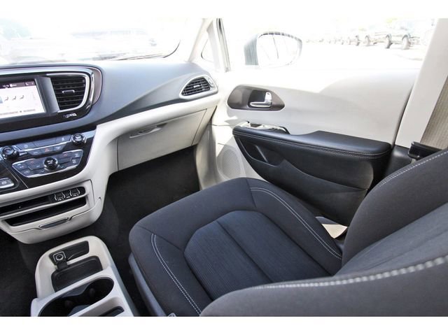 Used 2023 Chrysler Voyager LX FWD image 9