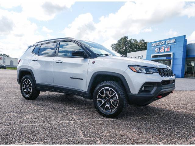 Used 2025 Jeep Compass Trailhawk AWD/4WD image 5