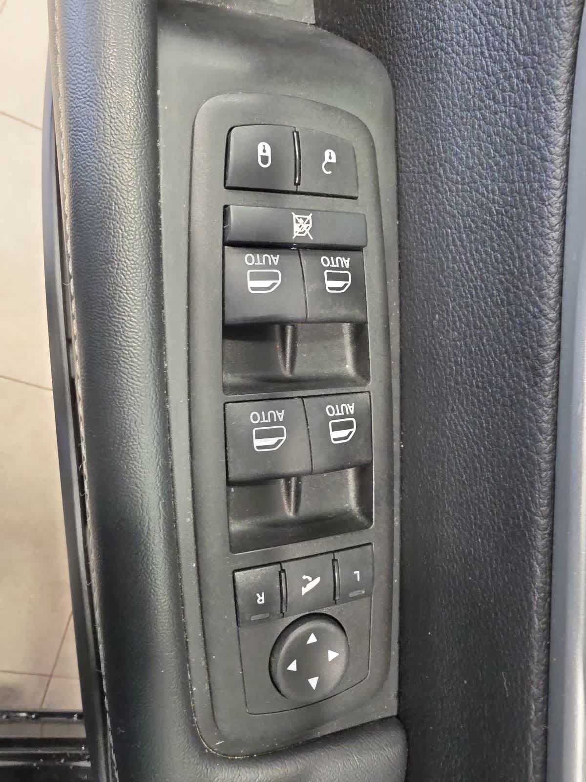 Used 2025 Chrysler Pacifica Limited FWD image 18