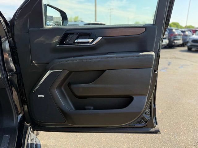 Used 2025 GMC Yukon XL Denali AWD/4WD image 17