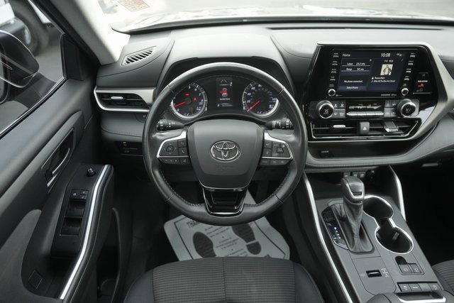 Used 2021 Toyota Highlander LE image 21