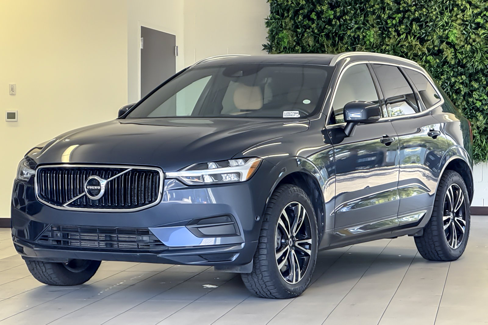 Used 2018 Volvo XC60 T6 Momentum w/ Vision Package AWD/4WD image 8