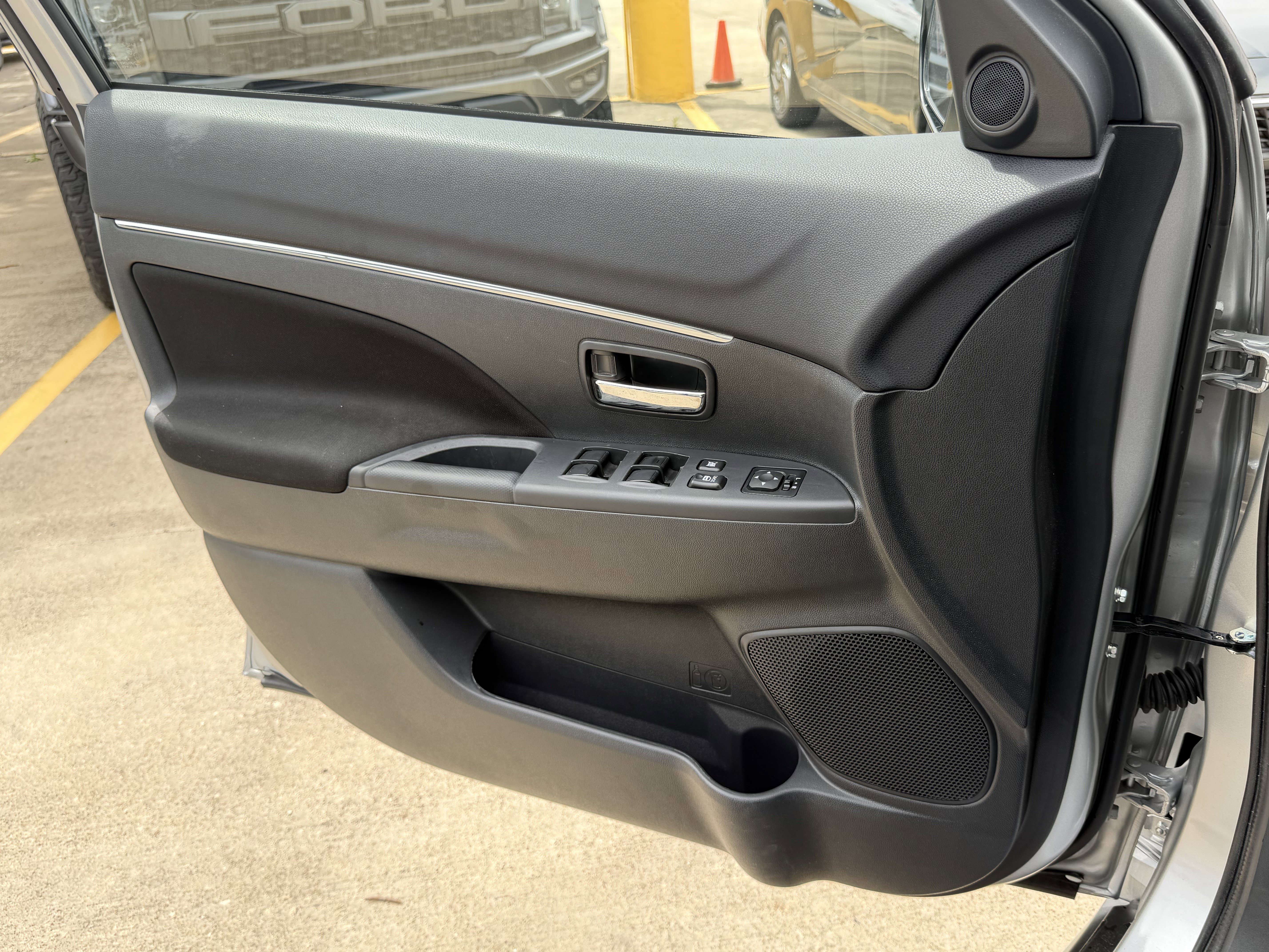 Used 2025 Mitsubishi Outlander Sport LE AWD/4WD image 21