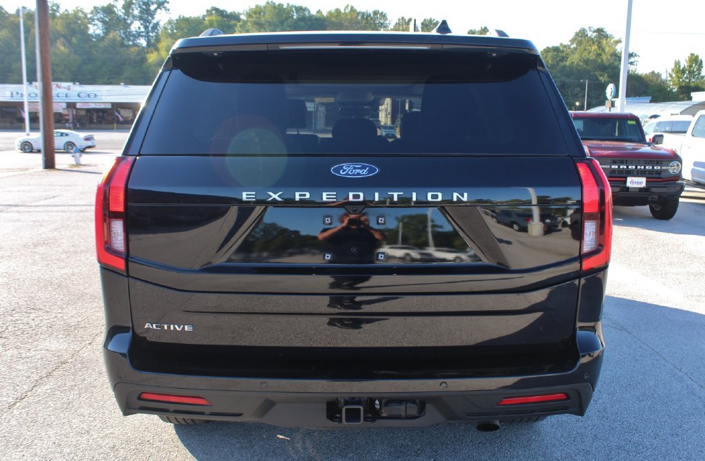 Certified 2025 Ford Expedition Active RWD image 9