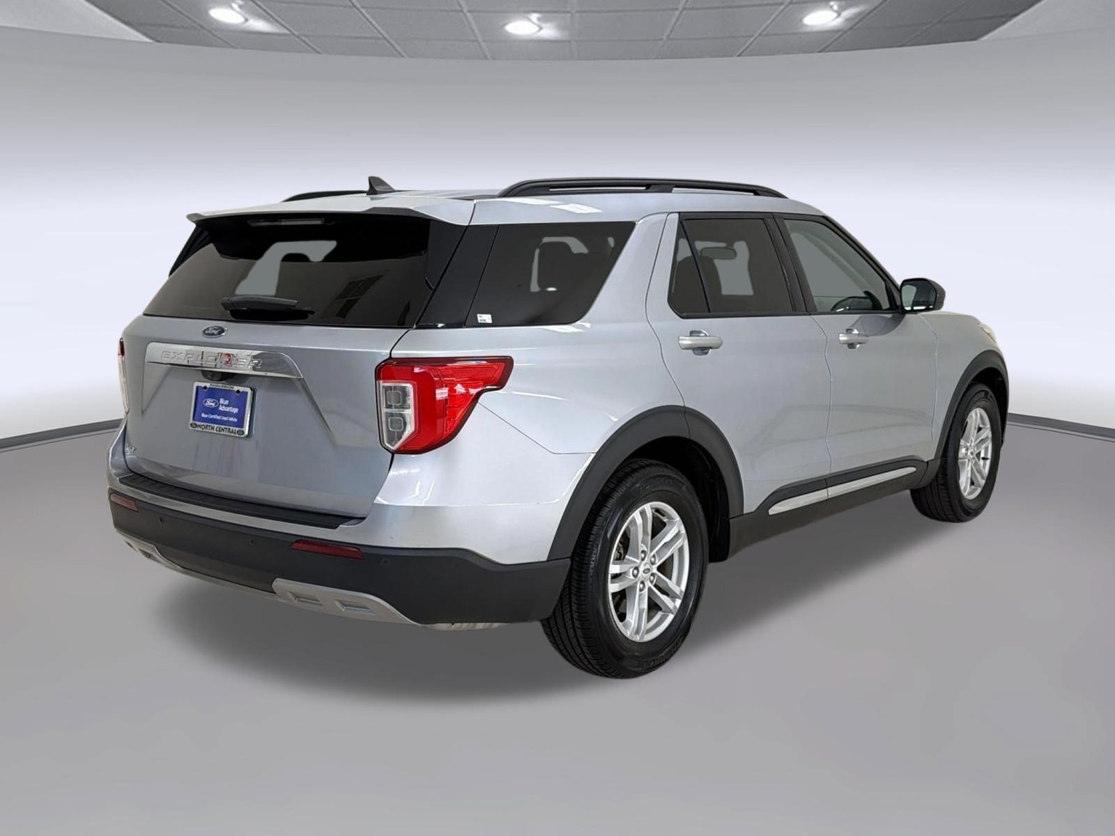 Certified 2023 Ford Explorer XLT w/ Equipment Group 202A RWD image 9