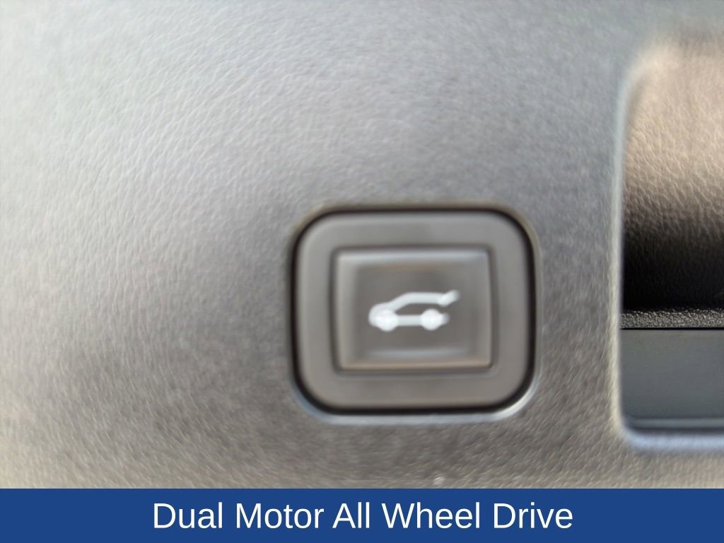 Used 2025 Chevrolet Equinox EV LT w/ Convenience Package AWD/4WD image 11