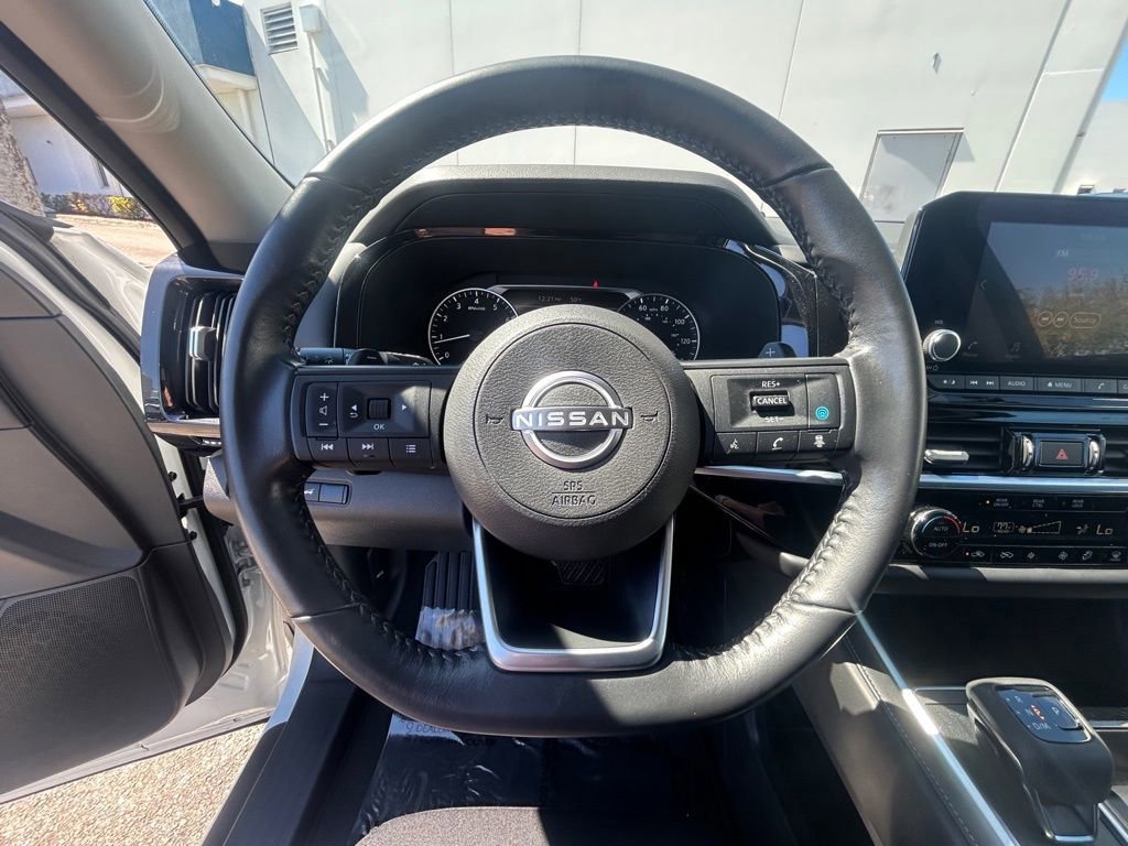 Used 2025 Nissan Pathfinder SV image 16