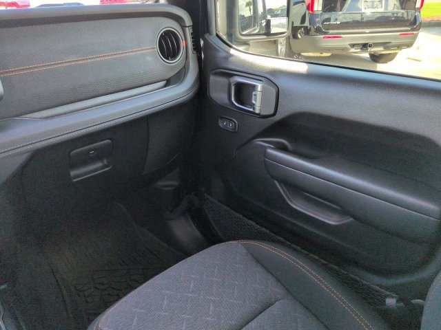 Used 2025 Jeep Gladiator Mojave w/ Safety Group AWD/4WD image 17