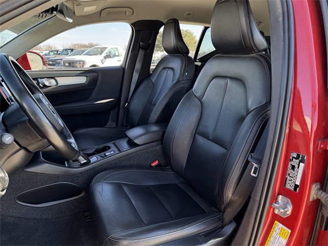 Used 2021 Volvo XC40 T4 Momentum image 25