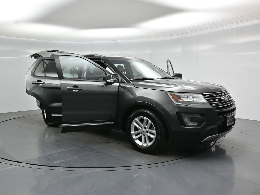 Certified 2017 Ford Explorer XLT w/ Equipment Group 202A image 35