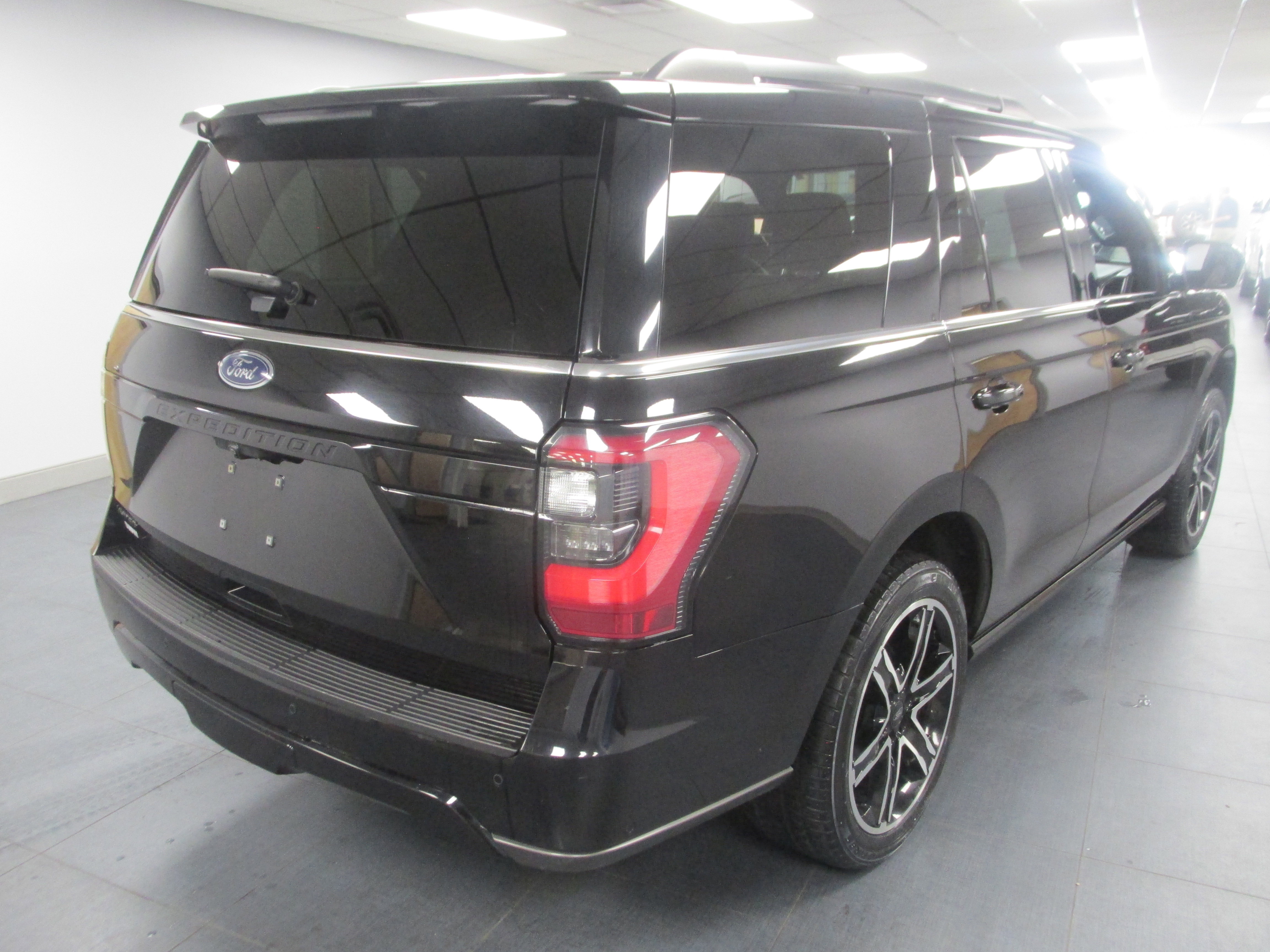 Certified 2020 Ford Expedition Limited w/ Equipment Group 303A image 3