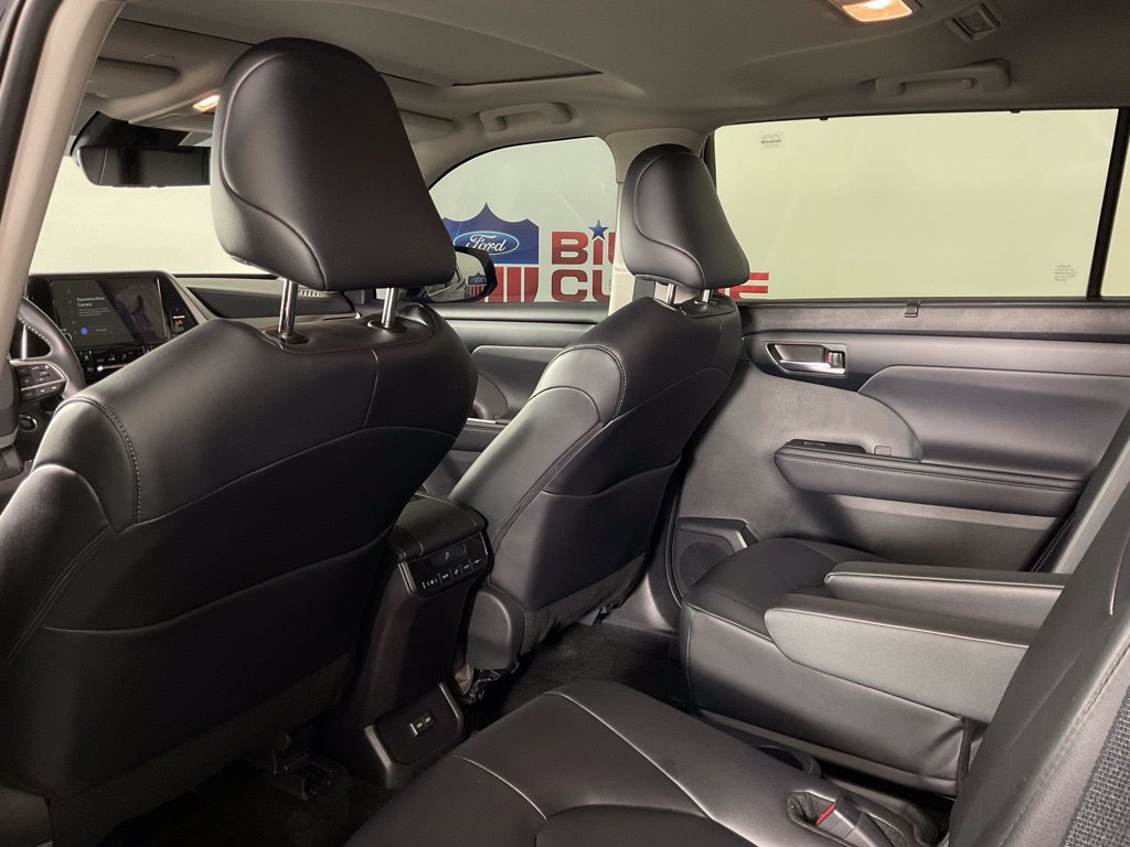 Used 2025 Toyota Highlander XLE FWD image 15