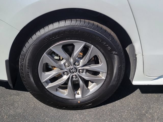 Used 2025 Toyota Sienna XLE w/ XLE Plus Package AWD/4WD image 5