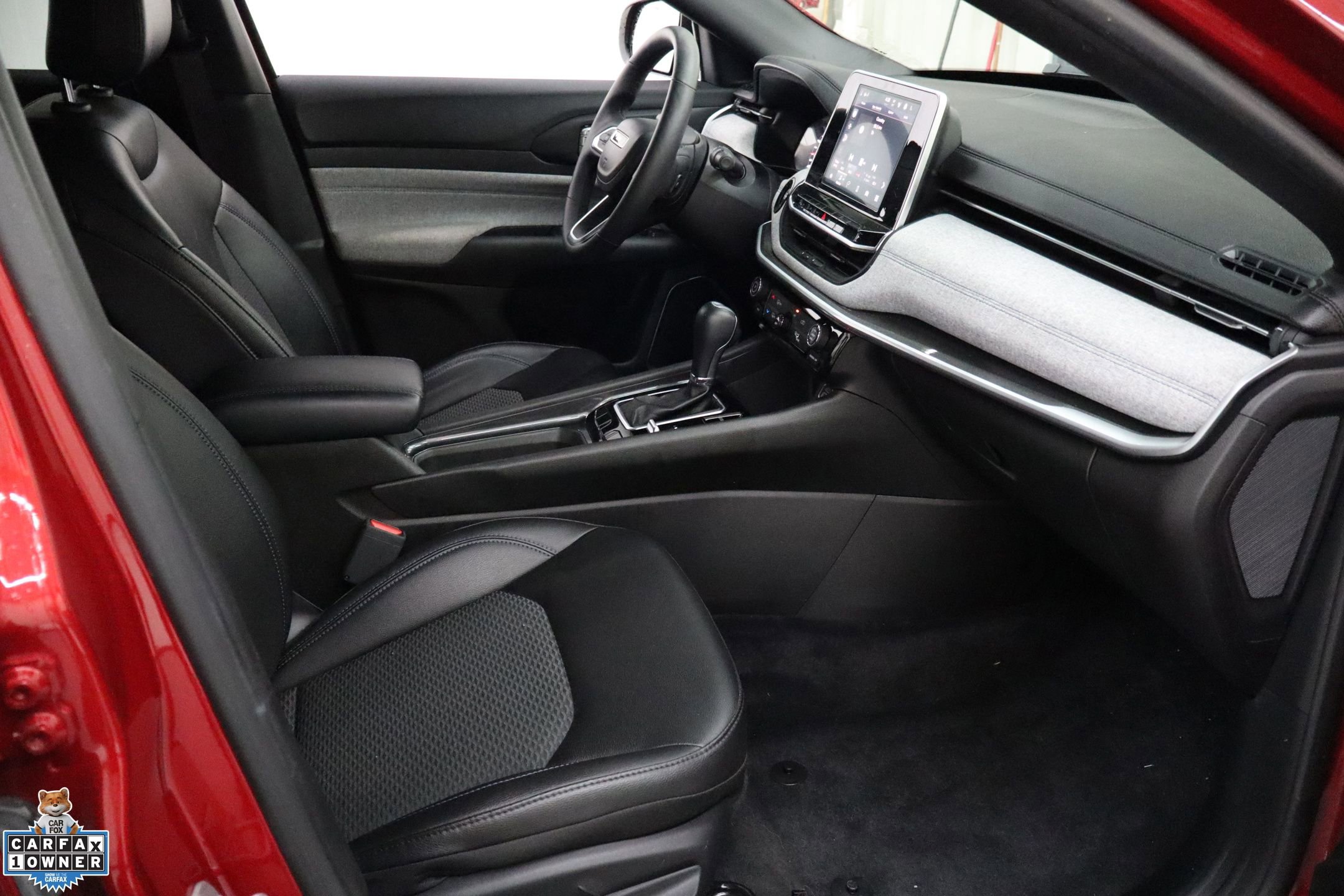 Used 2025 Jeep Compass Latitude image 30