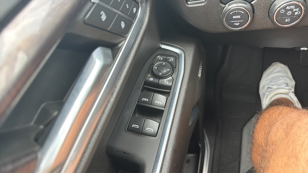 Used 2022 Chevrolet Silverado 1500 LTZ w/ LTZ Premium Package AWD/4WD image 28