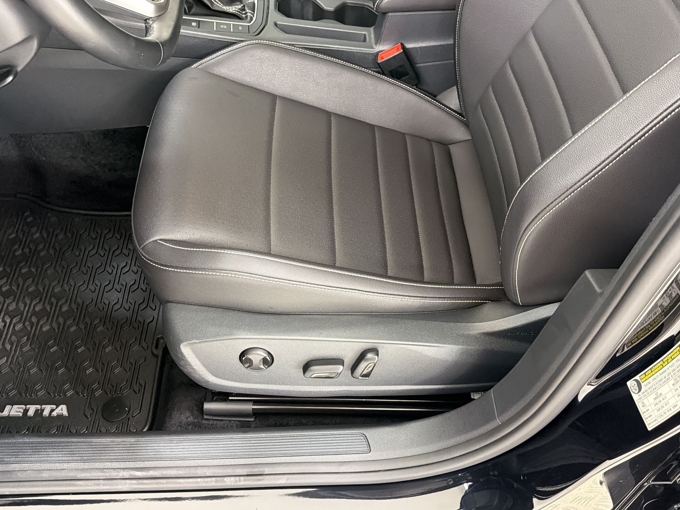 Used 2024 Volkswagen Jetta SE w/ Panoramic Sunroof Package FWD image 13