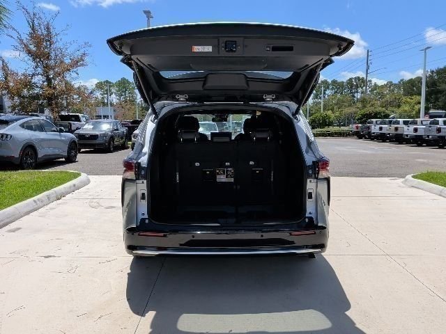 Used 2025 Toyota Sienna Platinum FWD image 8