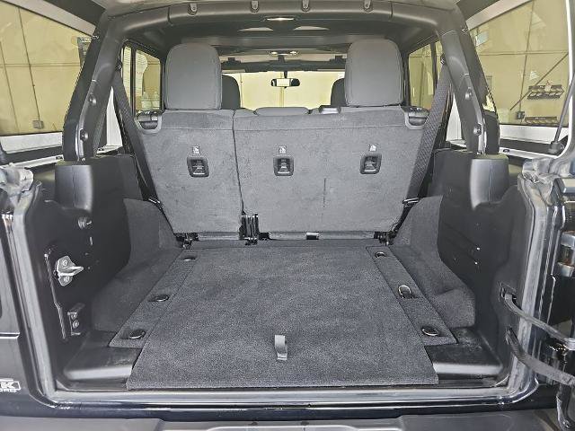 Used 2021 Jeep Wrangler Unlimited Rubicon w/ Cold Weather Group AWD/4WD image 12