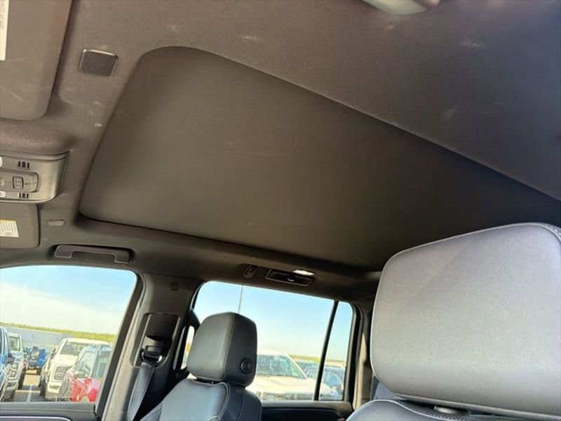 Used 2024 Chevrolet Suburban Z71 w/ Luxury Package AWD/4WD image 10