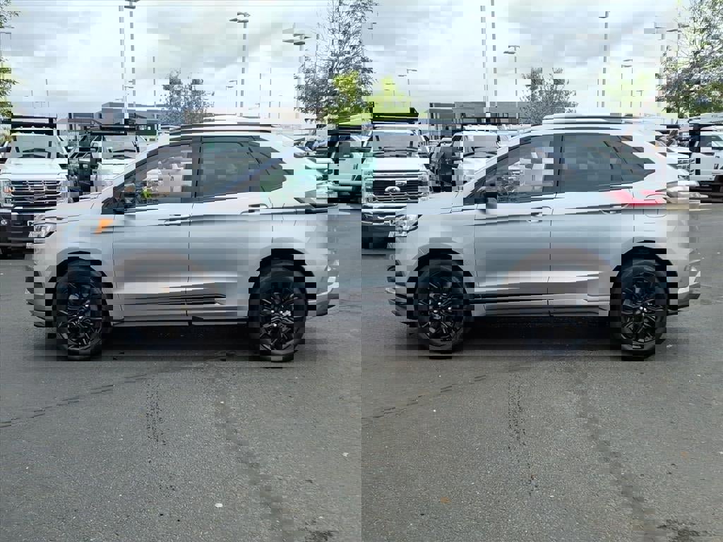 Certified 2022 Ford Edge SE w/ Black Appearance Package image 2