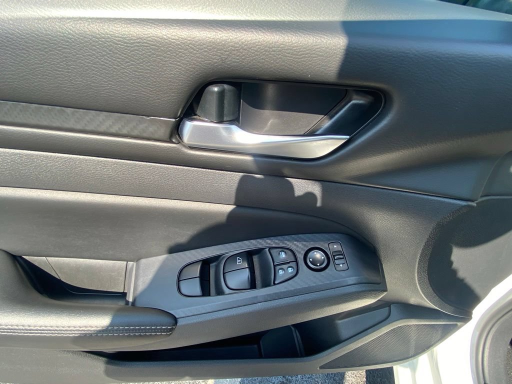 Used 2025 Nissan Altima 2.5 SV FWD image 11