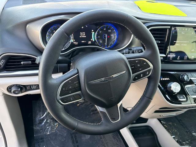 Used 2024 Chrysler Pacifica Touring-L FWD image 14