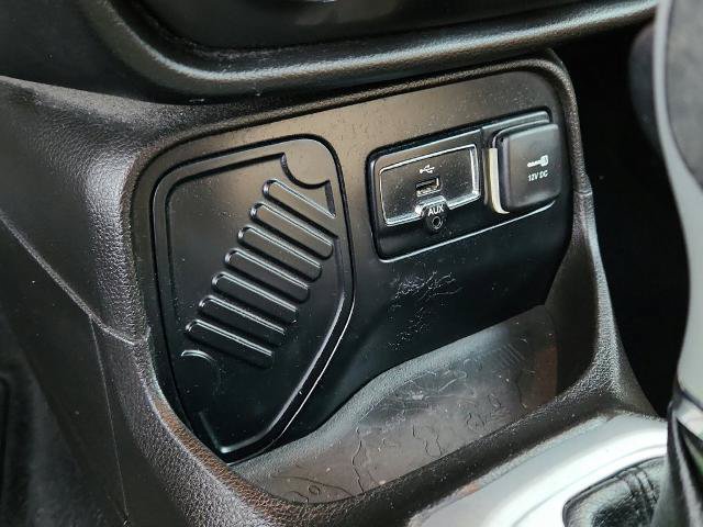 Used 2017 Jeep Renegade Latitude FWD image 18