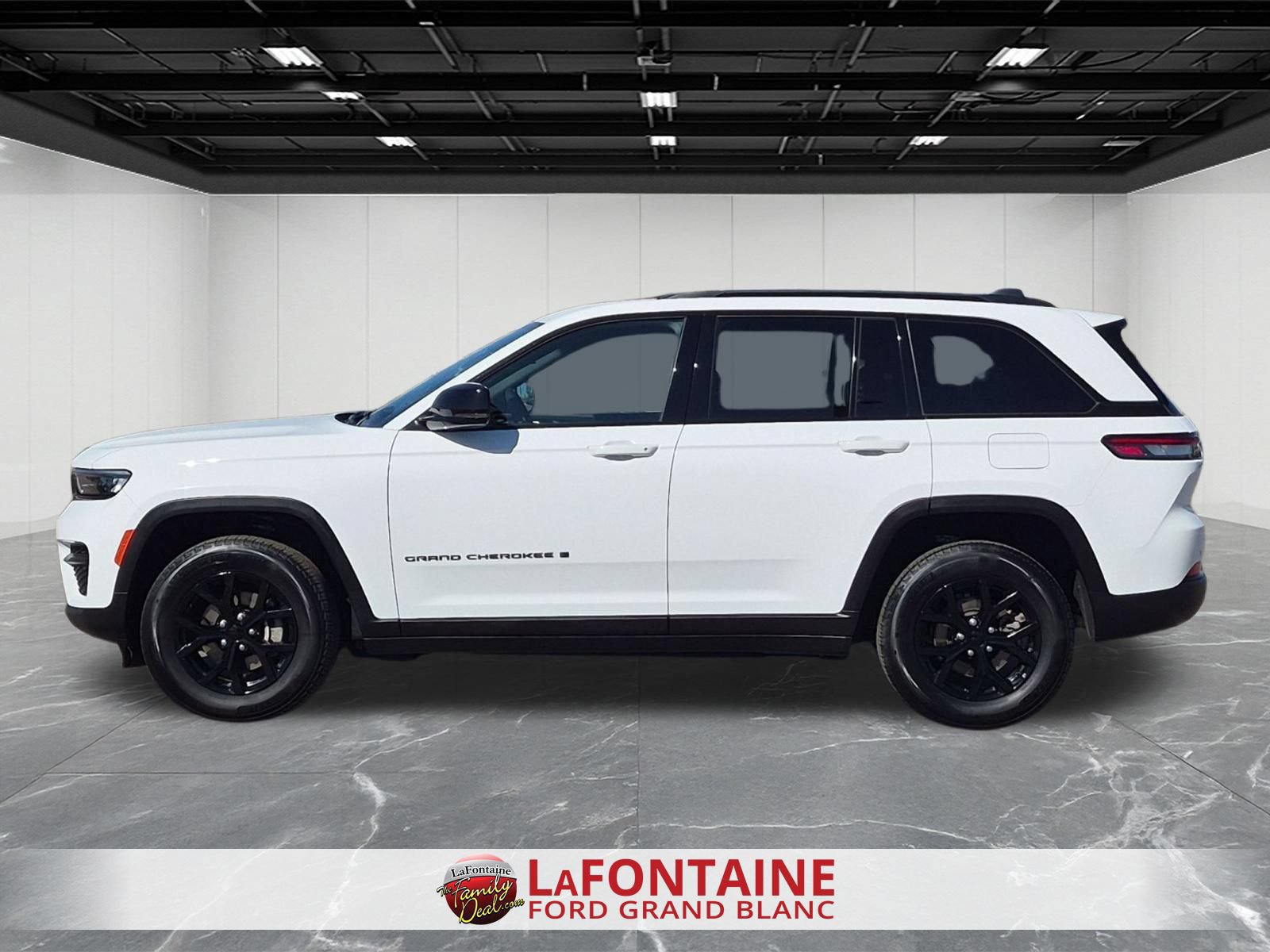 Used 2025 Jeep Grand Cherokee Altitude AWD/4WD image 2