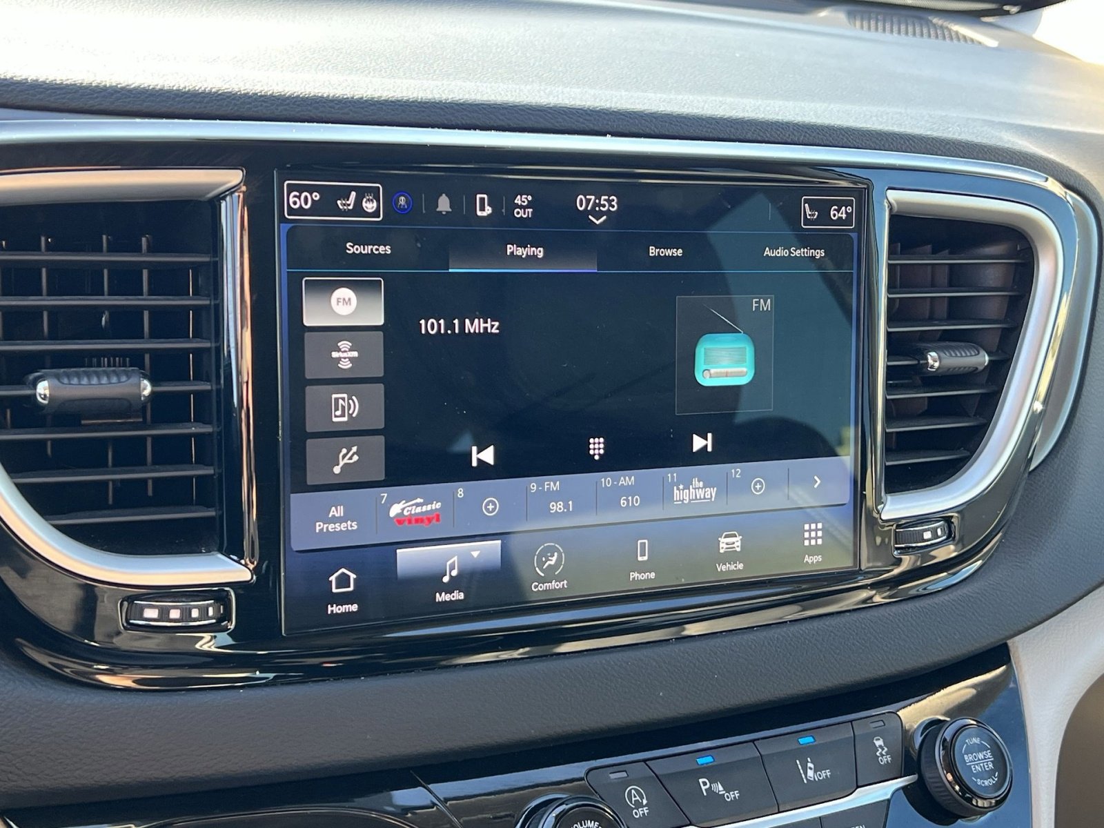 Used 2024 Chrysler Pacifica Touring-L FWD image 18