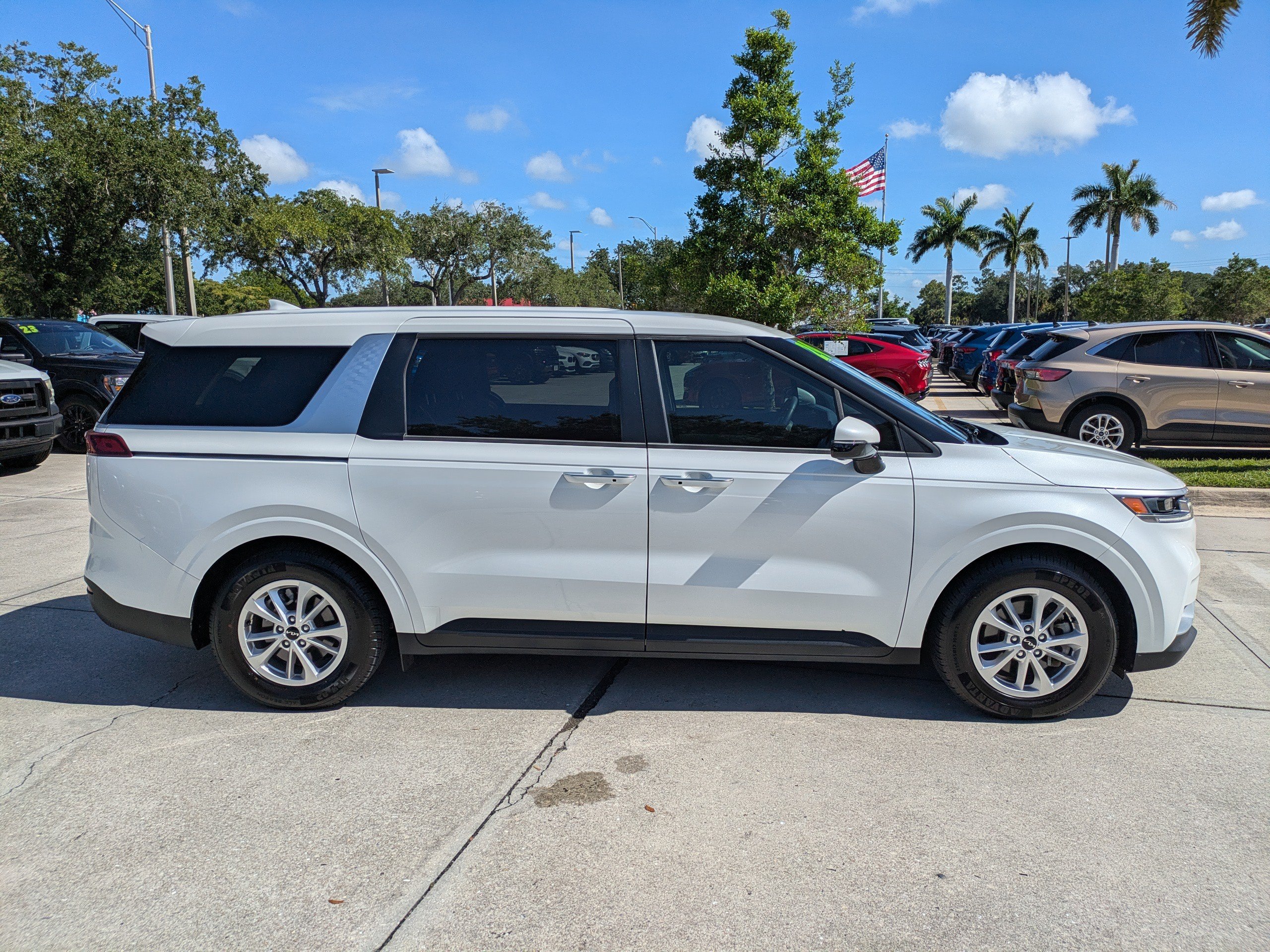 Used 2024 Kia Carnival LX FWD image 3