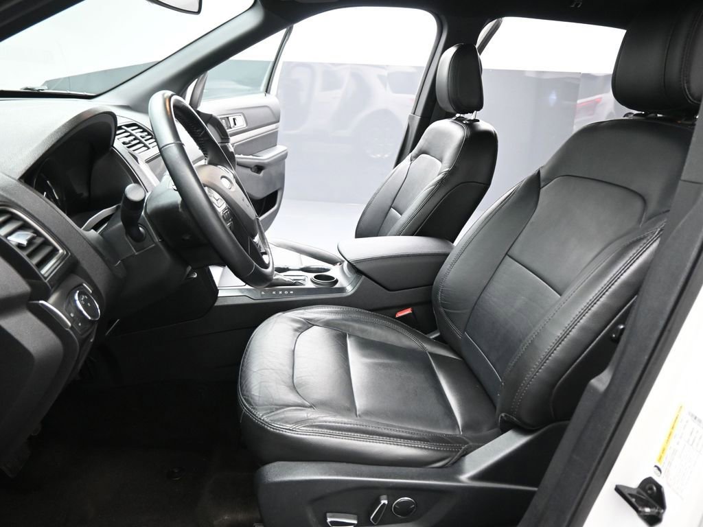 Certified 2018 Ford Explorer XLT w/ Equipment Group 202A FWD image 10