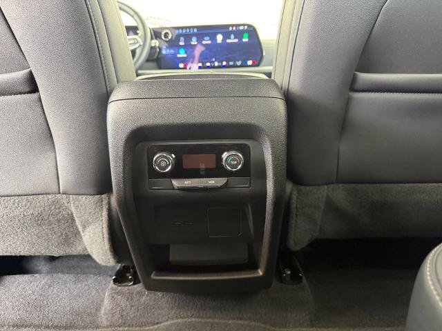 Used 2025 Chevrolet Traverse LT FWD image 20