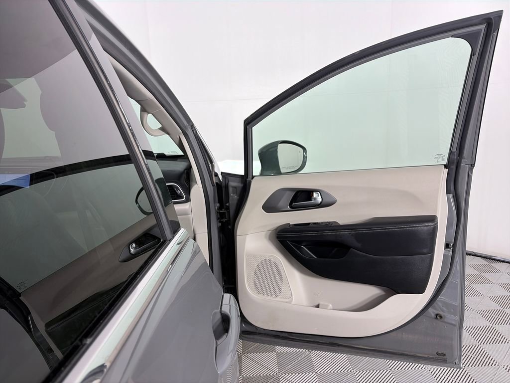 Used 2022 Chrysler Pacifica Touring-L FWD image 28
