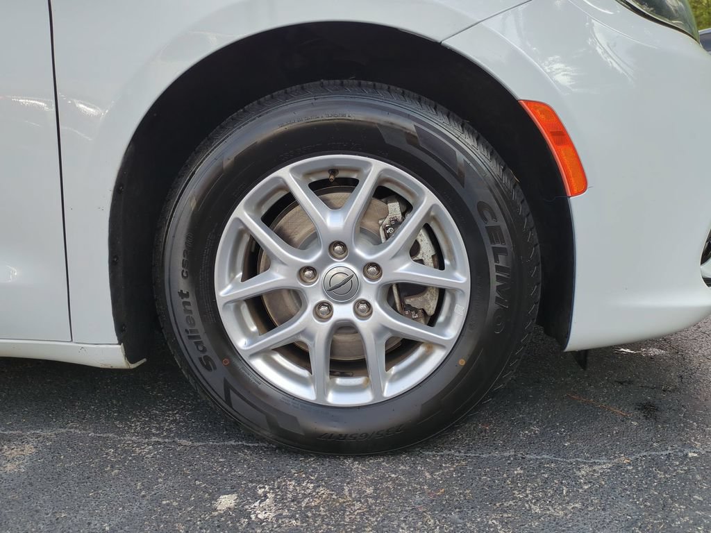 Used 2023 Chrysler Pacifica Touring-L FWD image 14