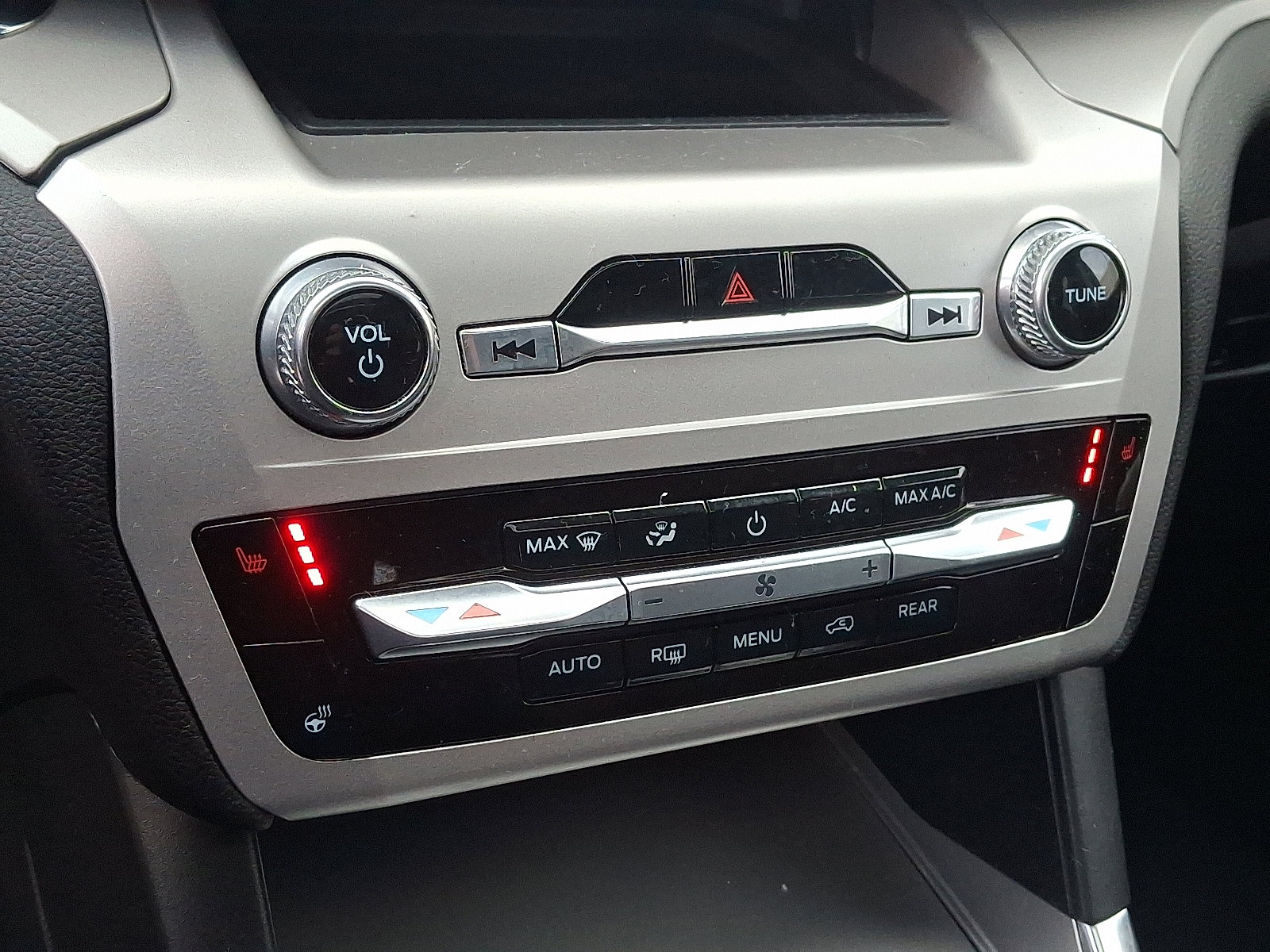 Certified 2022 Ford Explorer XLT w/ Equipment Group 202A image 16