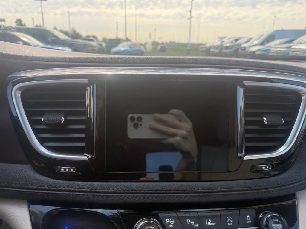 Used 2018 Chrysler Pacifica Limited w/ Advanced Safetytec Group FWD image 25