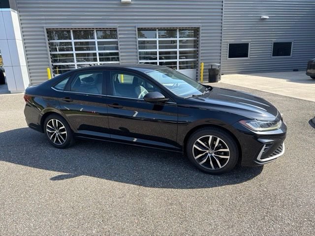 Used 2025 Volkswagen Jetta SE FWD image 2