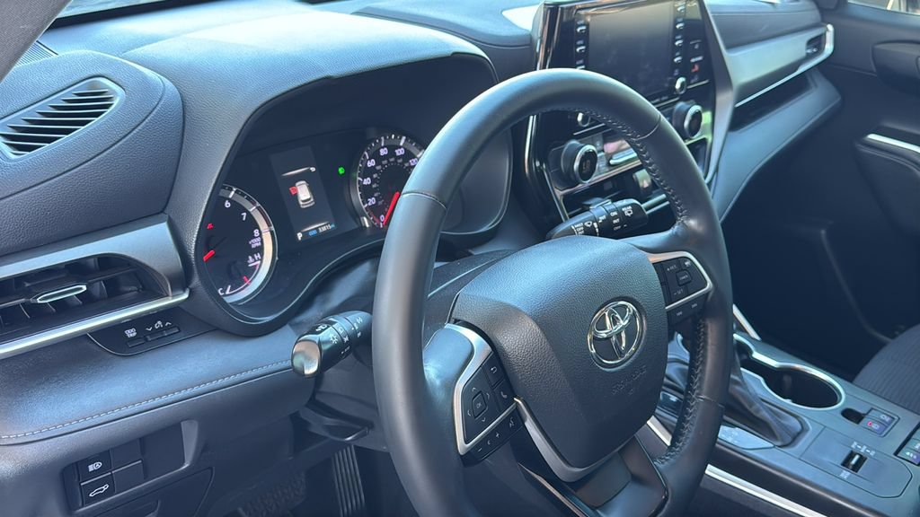 Used 2022 Toyota Highlander LE FWD image 21