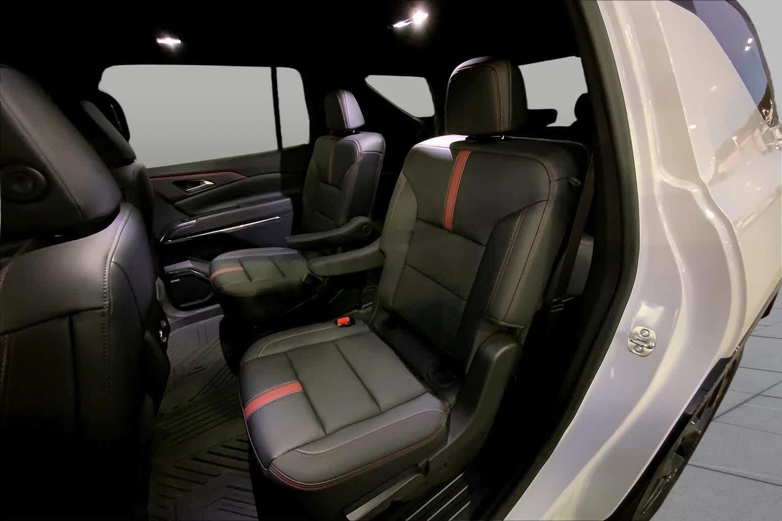 Used 2024 Chevrolet Traverse RS FWD image 18