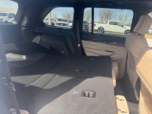 Used 2023 Jeep Grand Cherokee Limited w/ Luxury Tech Group II image 34