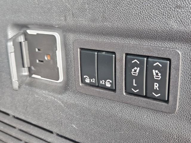 Used 2023 Chevrolet Suburban Premier RWD image 18
